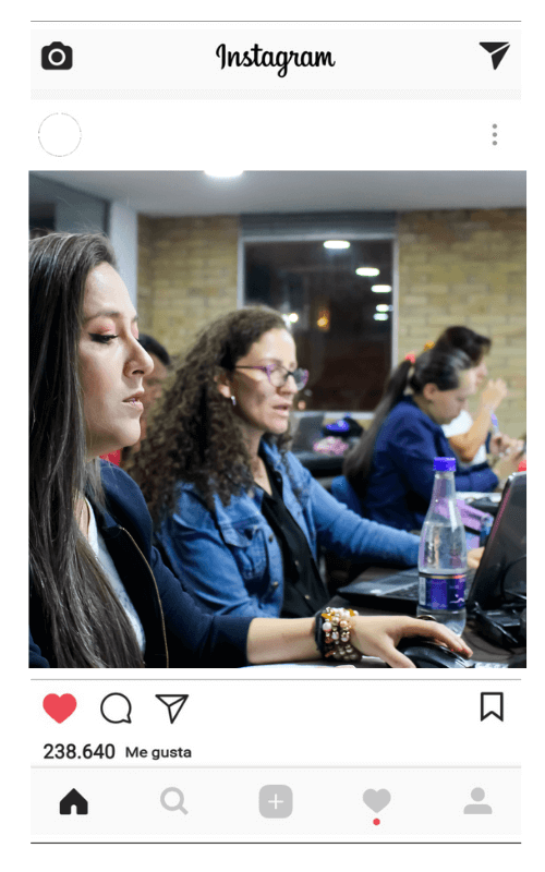 estudiantes aprendiendo marketing academia digital